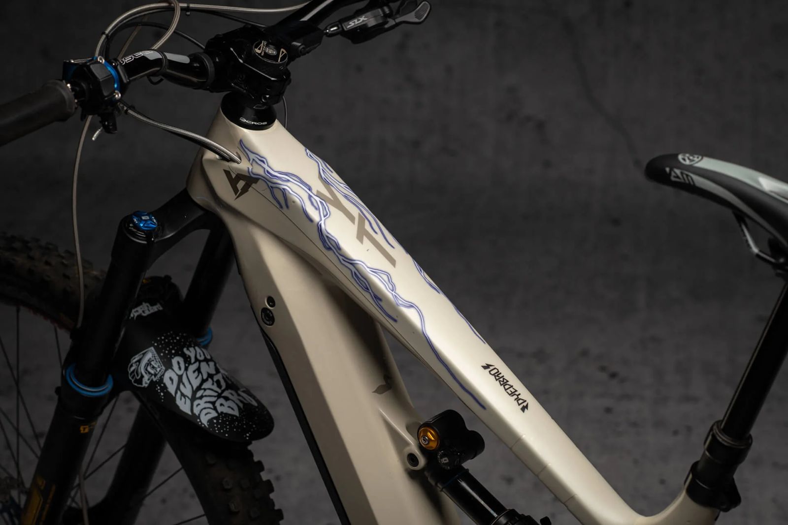 LIGHTNING E-BIKE