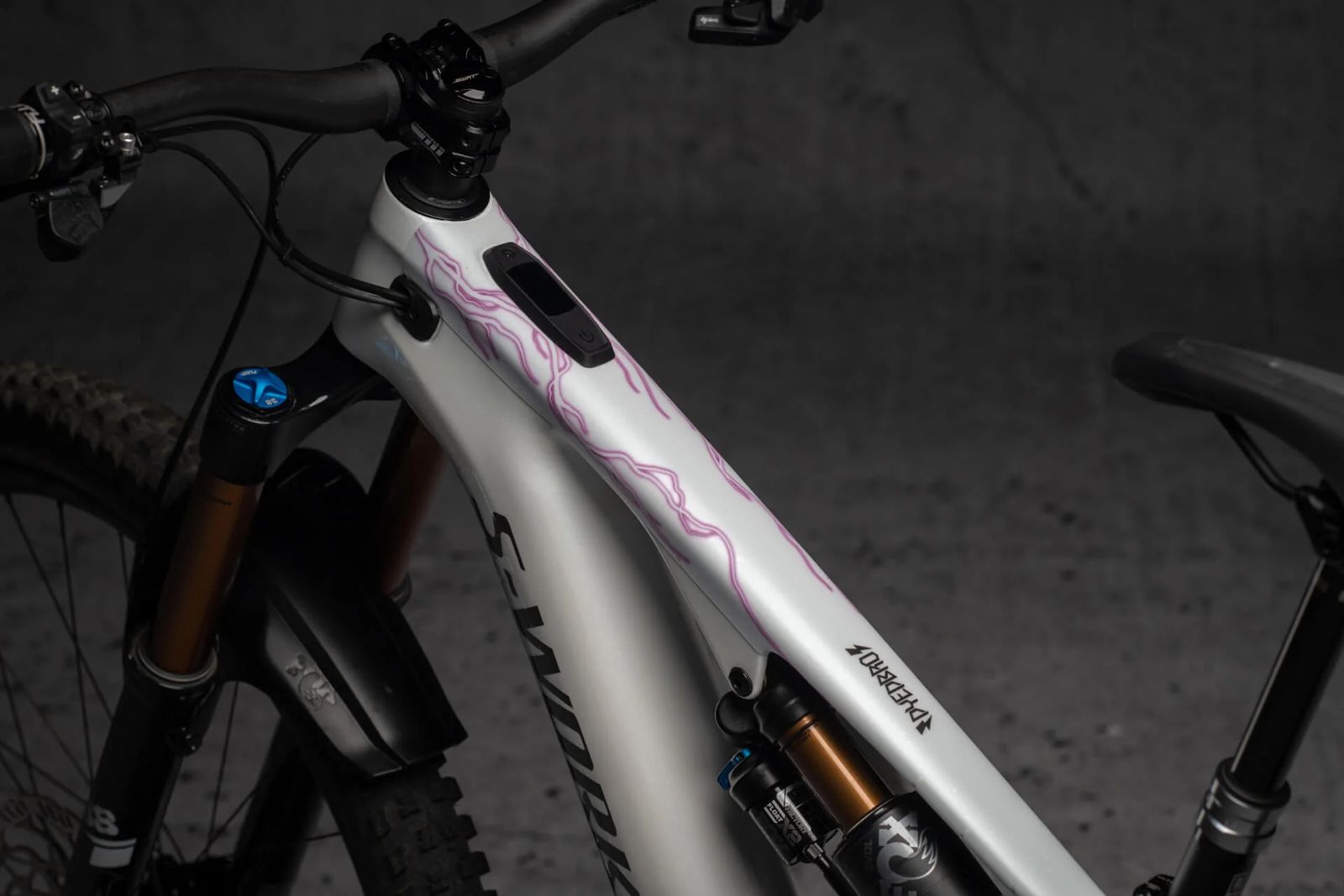 LIGHTNING E-BIKE